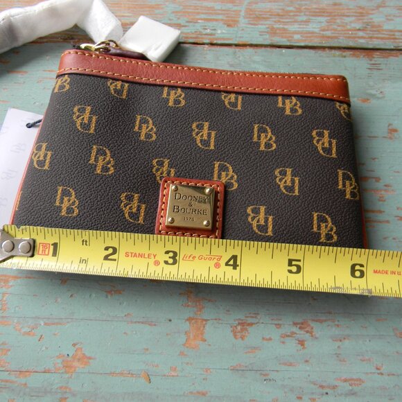 NWT DOONEY & BOURKE SMALL GRETTA BROWN CANVAS/LEATHER WRISTLET KEY ZIP CARD